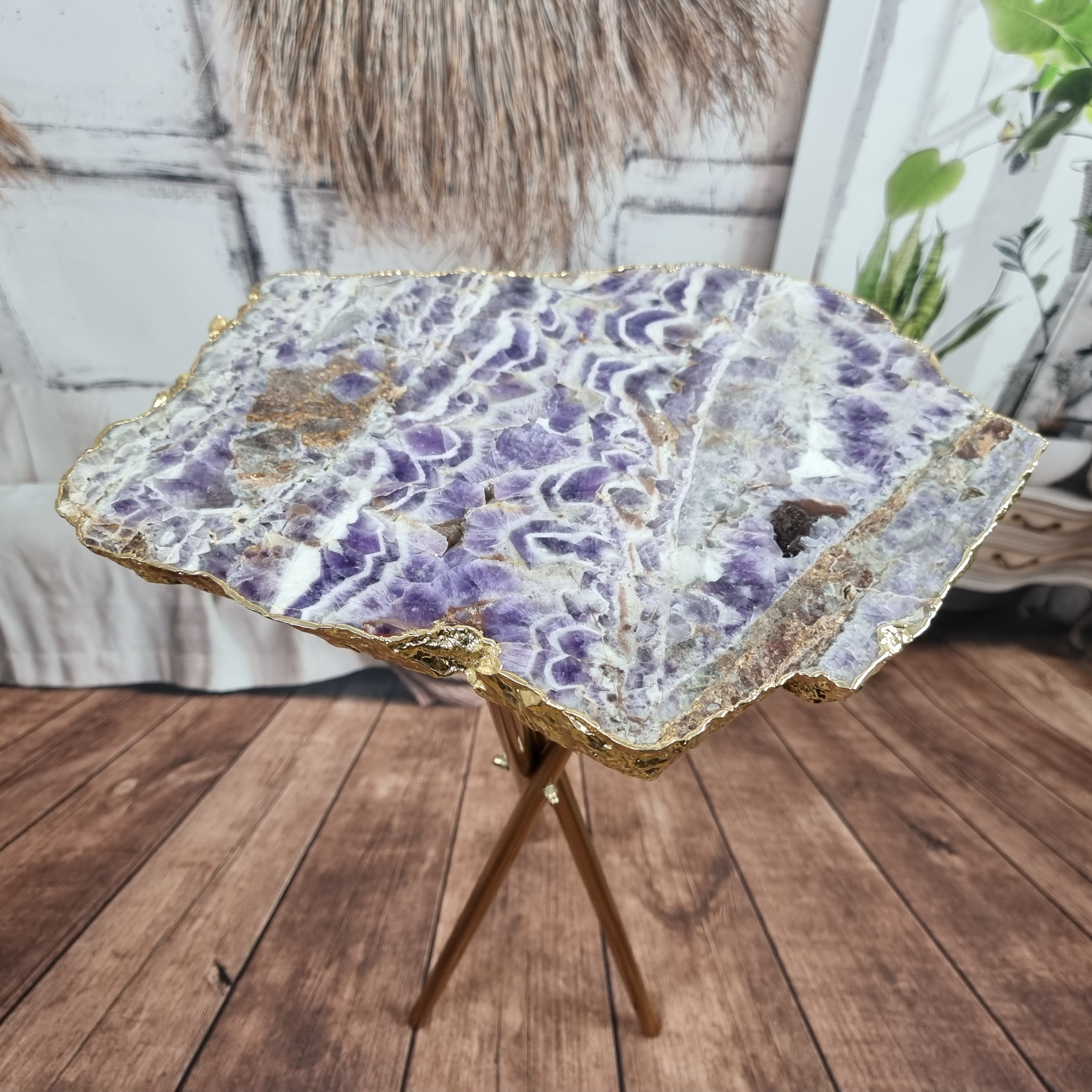 Mesa auxiliar Chevron Amethyst con base dorada 60 cm de altura, peso total 5 kg